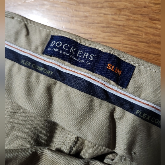 Docker's Slim Fit Men's Khaki Pants - Picture 3 of 4